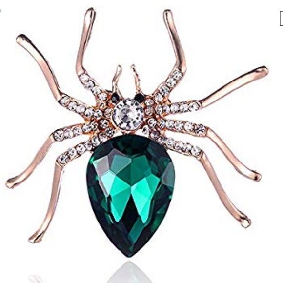 Jewelry - Green spider brooch.